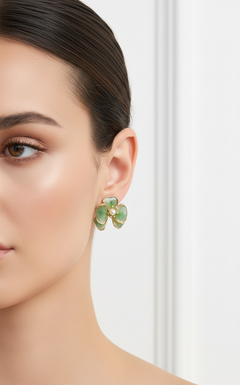 Orecchini Pendenti Lusso Fiore Verde Smeraldo, Perla d'Acqua Dolce e Placcatura Rodio