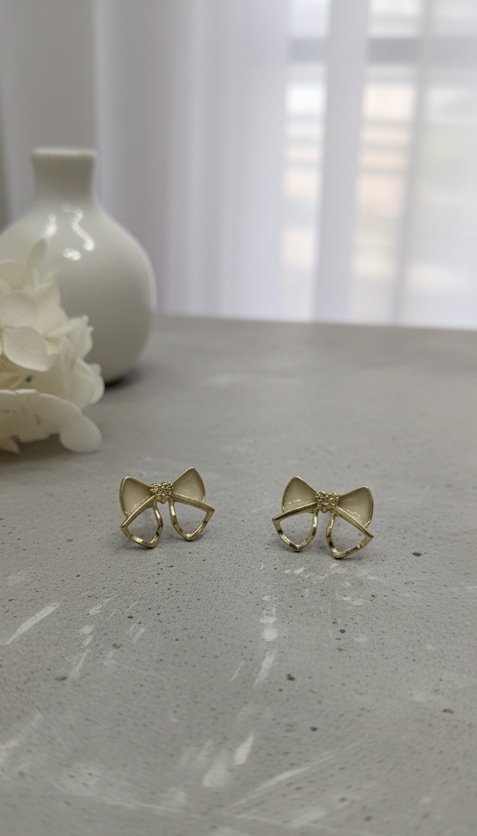 Orecchini a Lobo Eleganti a Fiocco Dorato - Gioiello Ipoallergenico Luce di Gemma