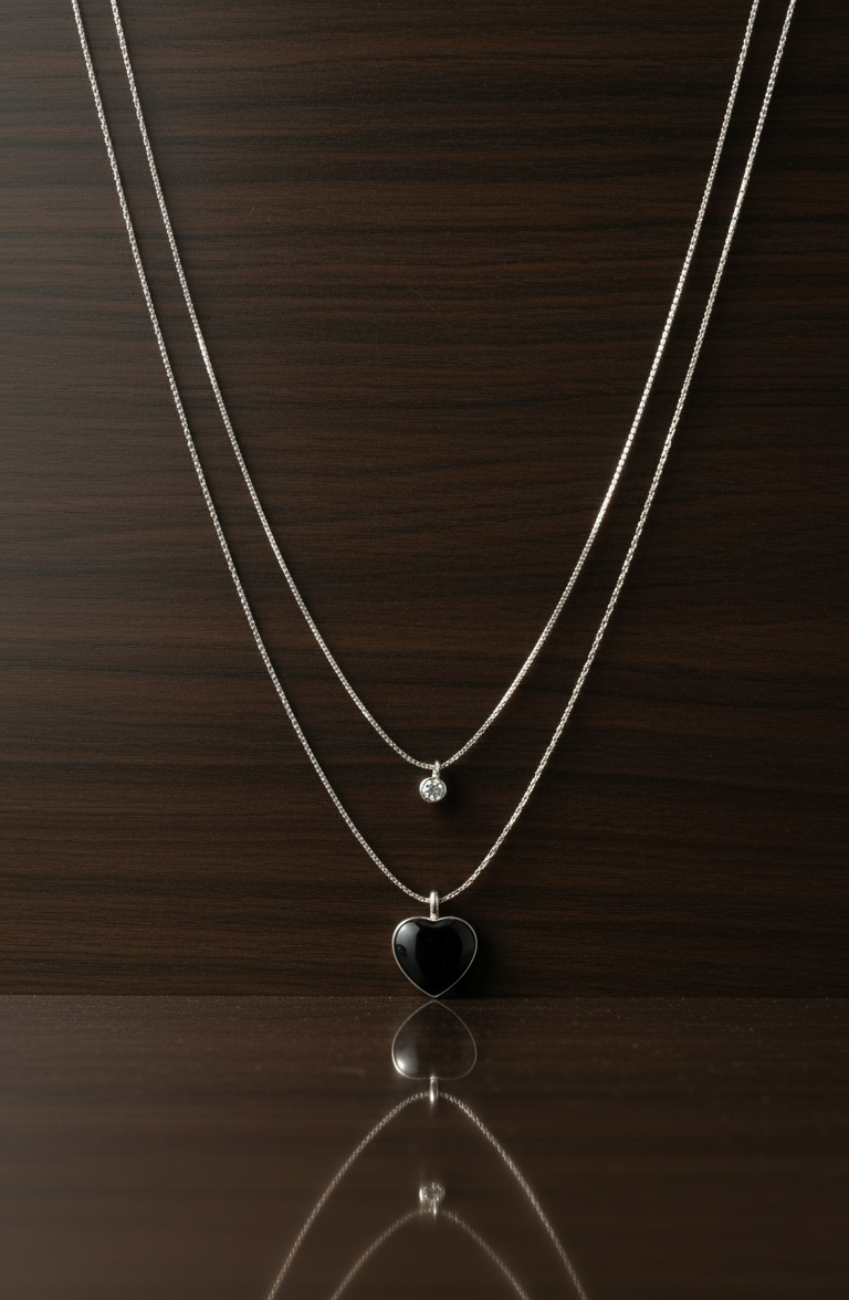 Collana Multistrato con Ciondolo Cuore Nero Lucido - Eleganza Moderna