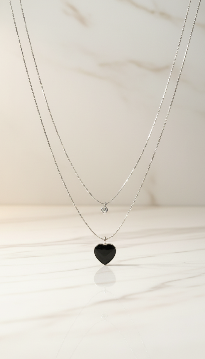 Collana Multistrato con Ciondolo Cuore Nero Lucido - Eleganza Moderna