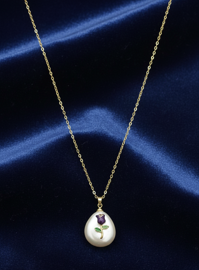 Collana Gemma di Perla Barocca con Tulipano Viola Smaltato - Stile Elegante e Naturale