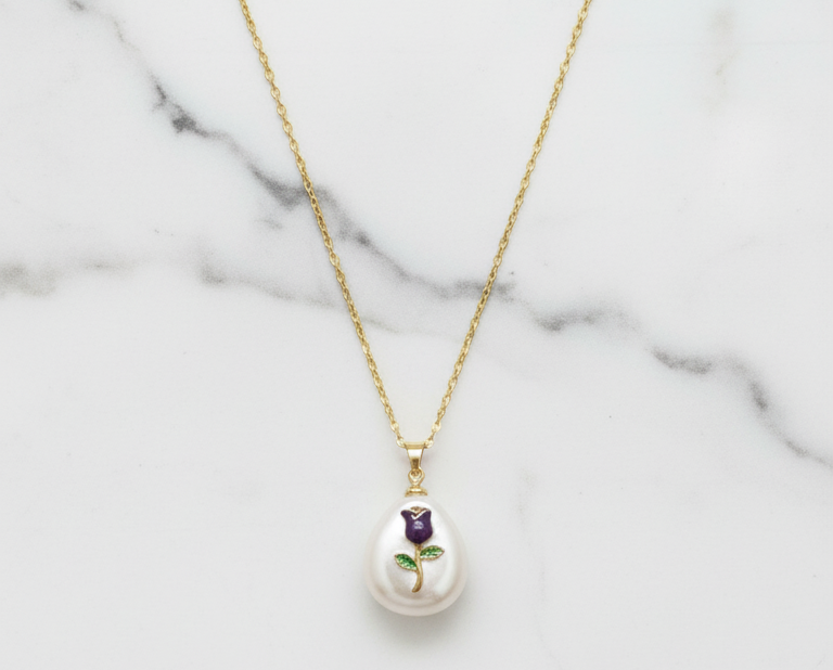 Collana Gemma di Perla Barocca con Tulipano Viola Smaltato - Stile Elegante e Naturale