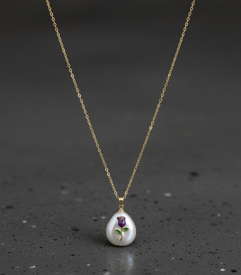 Collana Gemma di Perla Barocca con Tulipano Viola Smaltato - Stile Elegante e Naturale