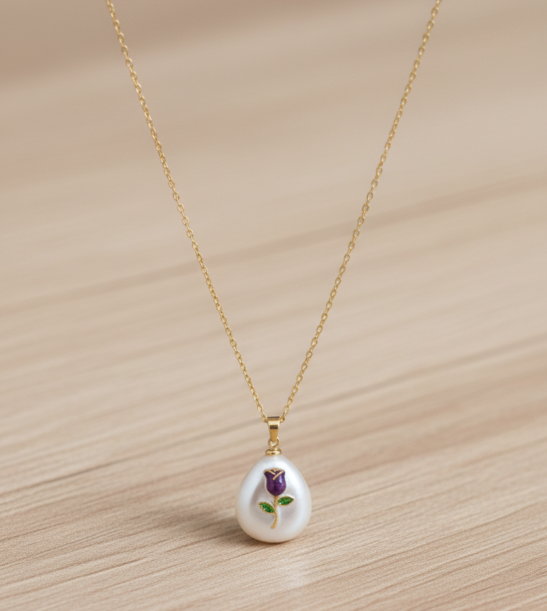 Collana Gemma di Perla Barocca con Tulipano Viola Smaltato - Stile Elegante e Naturale