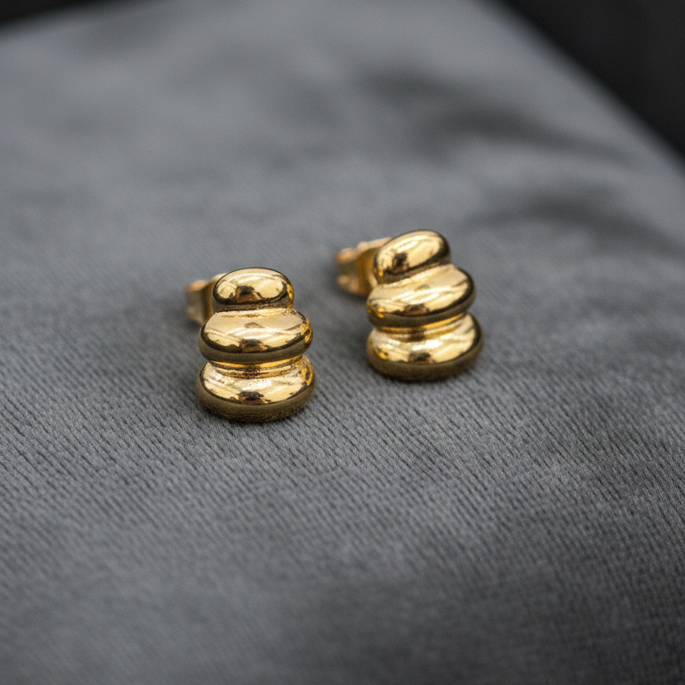 Orecchini a Lobo Stacked in Metallo Placcato Oro - Design Scultoreo Impilato