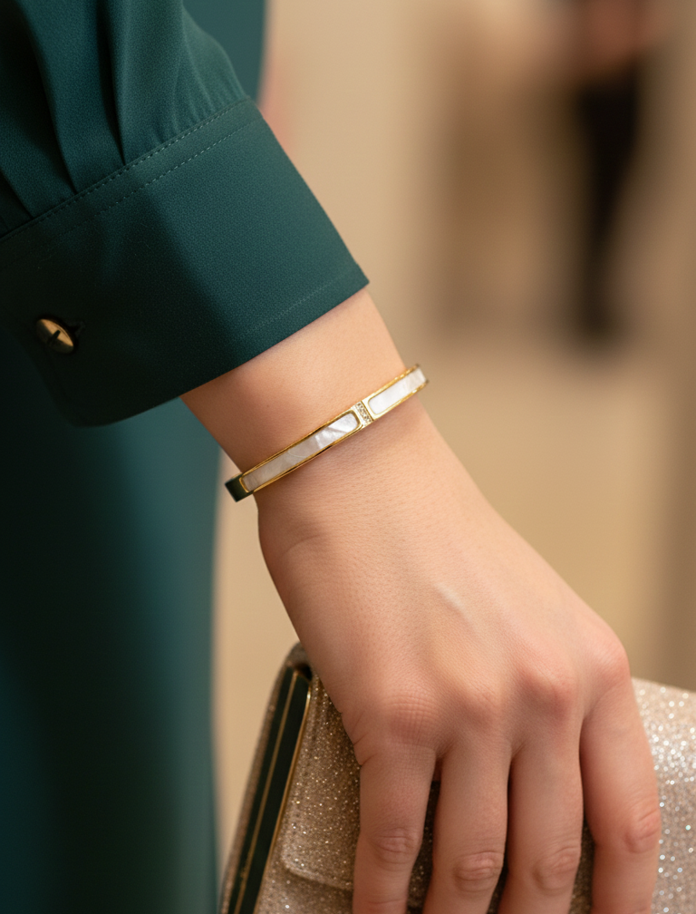 Bracciale Rigido Sottile con Inserti Madreperla Placcato Oro - Bijou Elegante