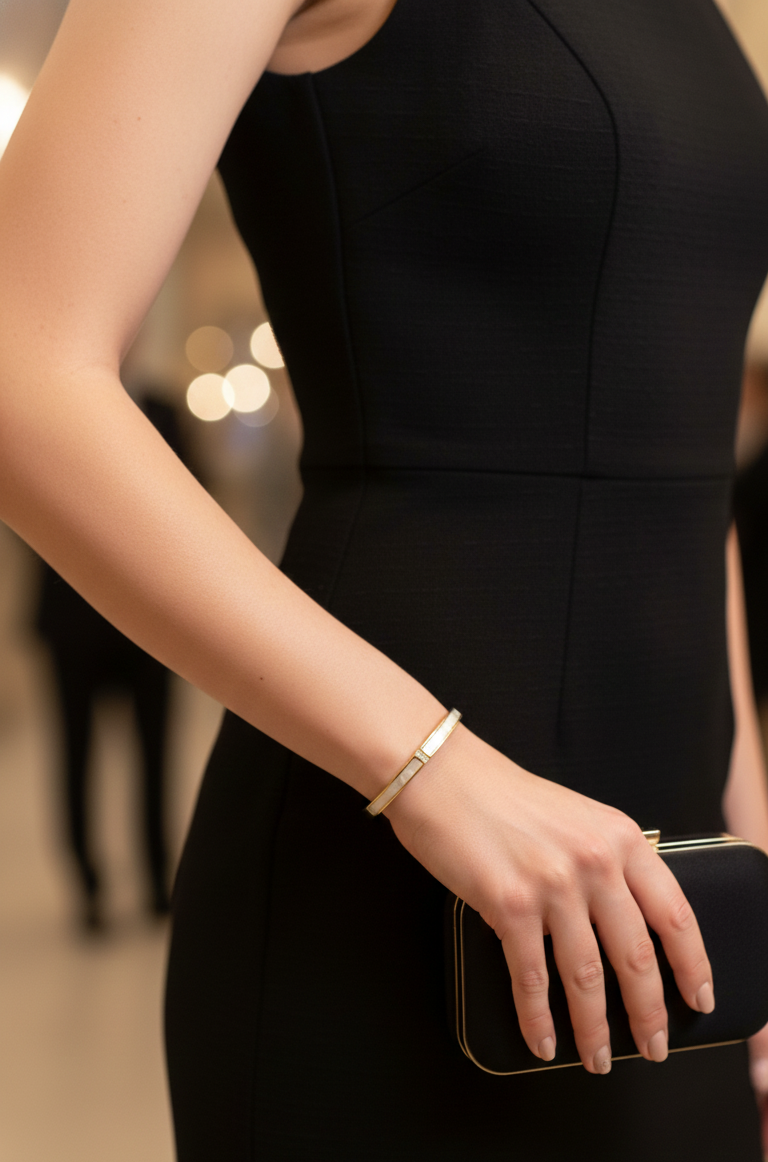 Bracciale Rigido Sottile con Inserti Madreperla Placcato Oro - Bijou Elegante