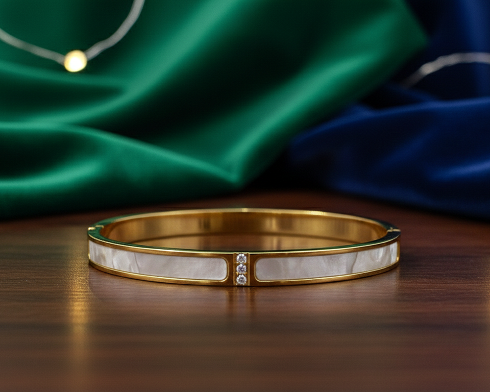 Bracciale Rigido Sottile con Inserti Madreperla Placcato Oro - Bijou Elegante