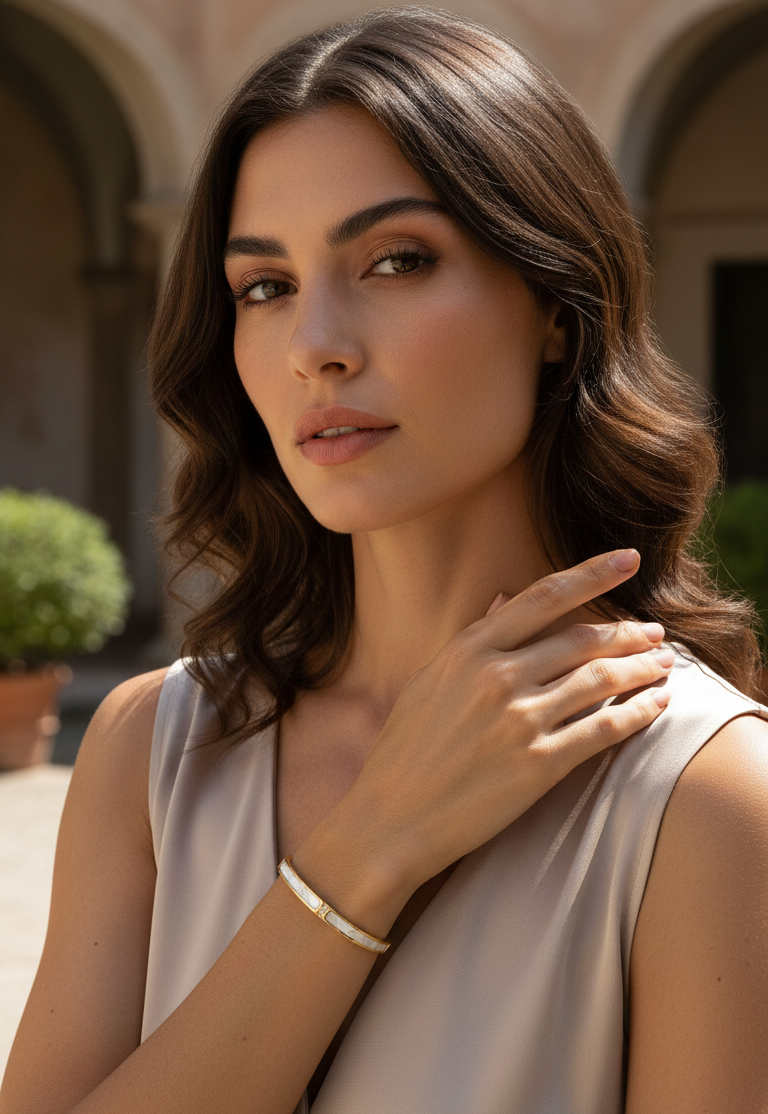 Bracciale Rigido Sottile con Inserti Madreperla Placcato Oro - Bijou Elegante