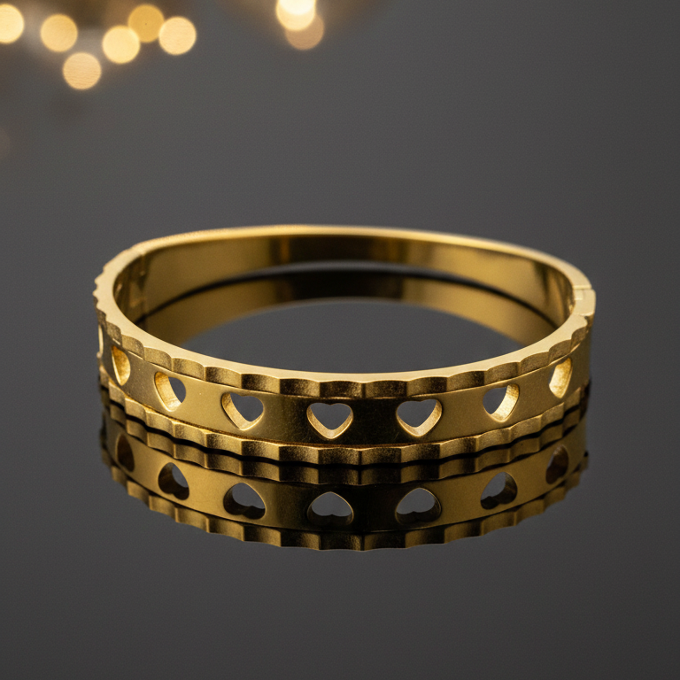 Bracciale Rigido a Fascia con Cuori Intagliati Placcato Oro - Romantico