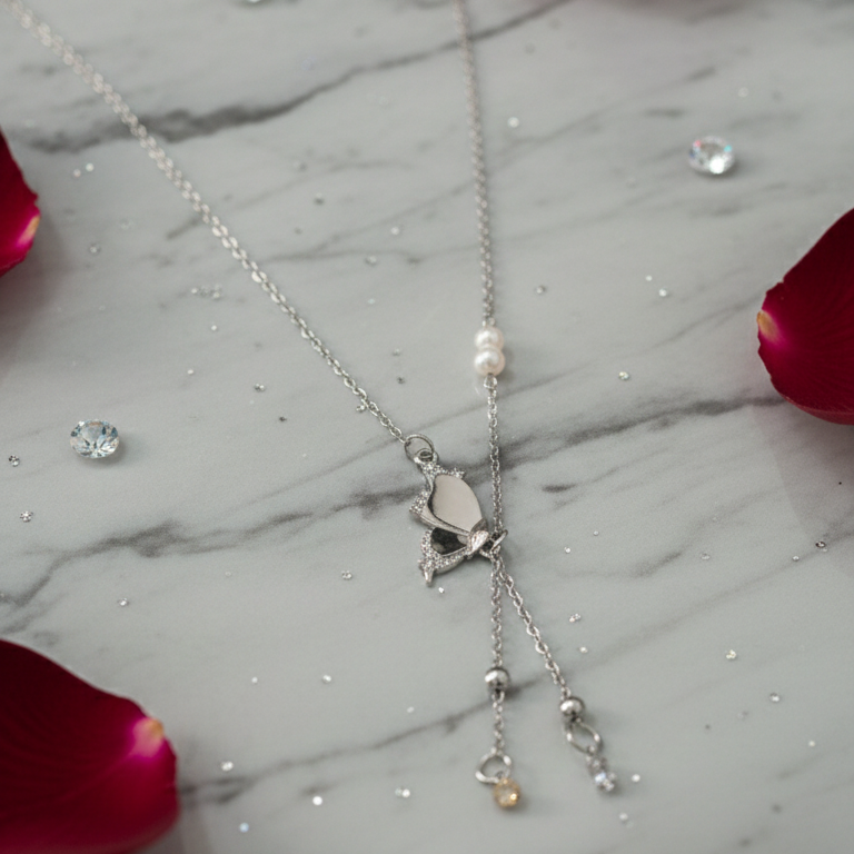 Collana Pendente Farfalla, Perle e Strass Placcata Rodio - Stile Y Delicato