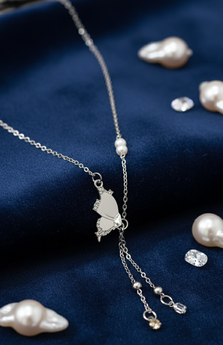 Collana Pendente Farfalla, Perle e Strass Placcata Rodio - Stile Y Delicato