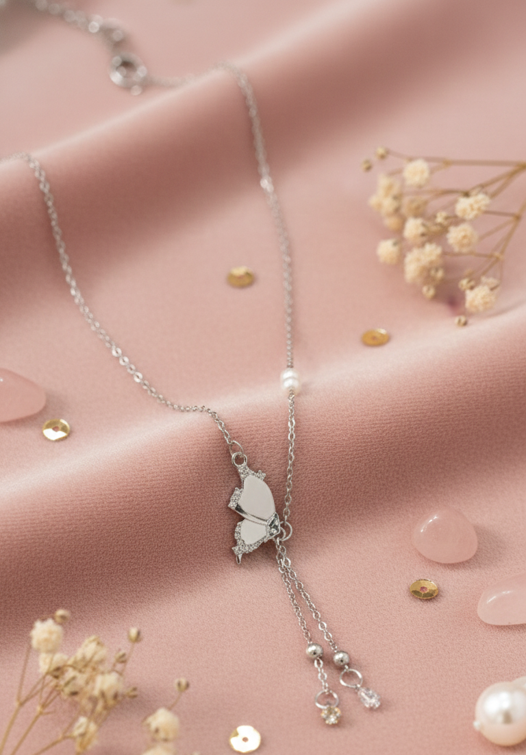 Collana Pendente Farfalla, Perle e Strass Placcata Rodio - Stile Y Delicato