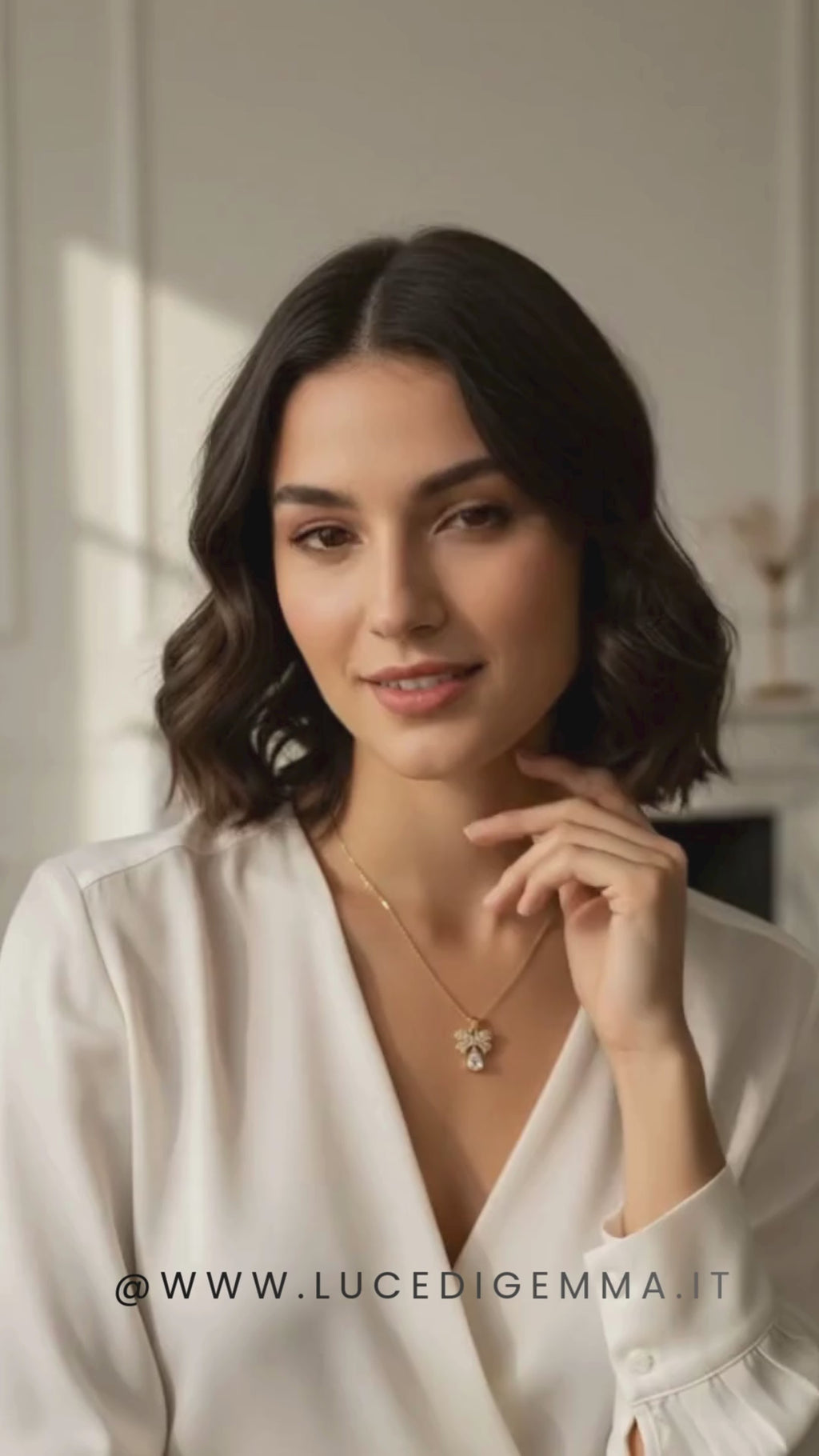 Delicata collana con ciondolo a fiocco in zirconia cubica